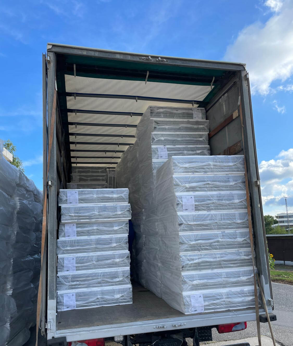 Beladen eines LKW mit Tackerplatte MC Therm
