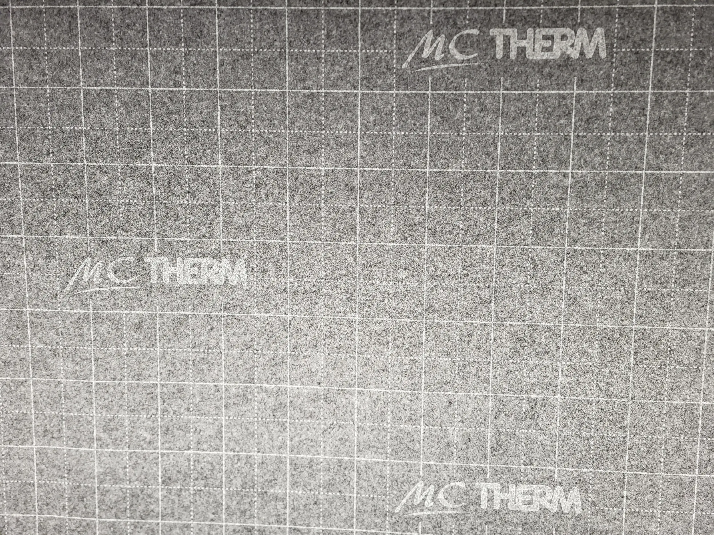 Nahaufnahme des MC Therm Klettsystems. Das Klettrohr liegt auf dem Textilklettvlies-Greenline.