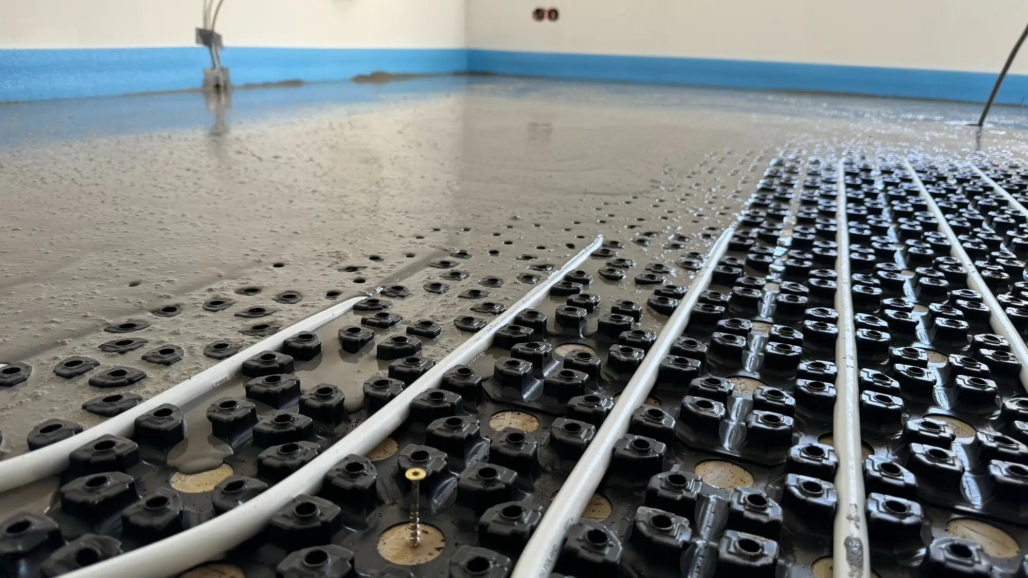 Dünnschicht Fußbodenheizung NerthusFlow Noppenfolie beim Vergießen des Estrichs Nahaufnahme