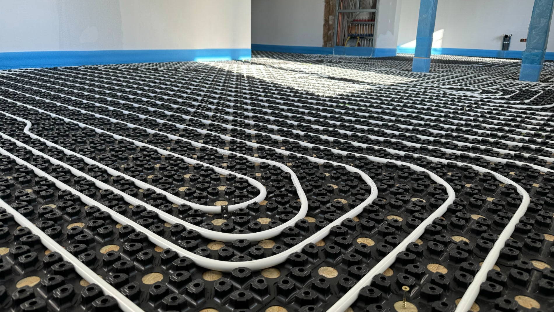 Dünnschicht Fußbodenheizung Noppenfolie im Altbau montiert mit Rohr