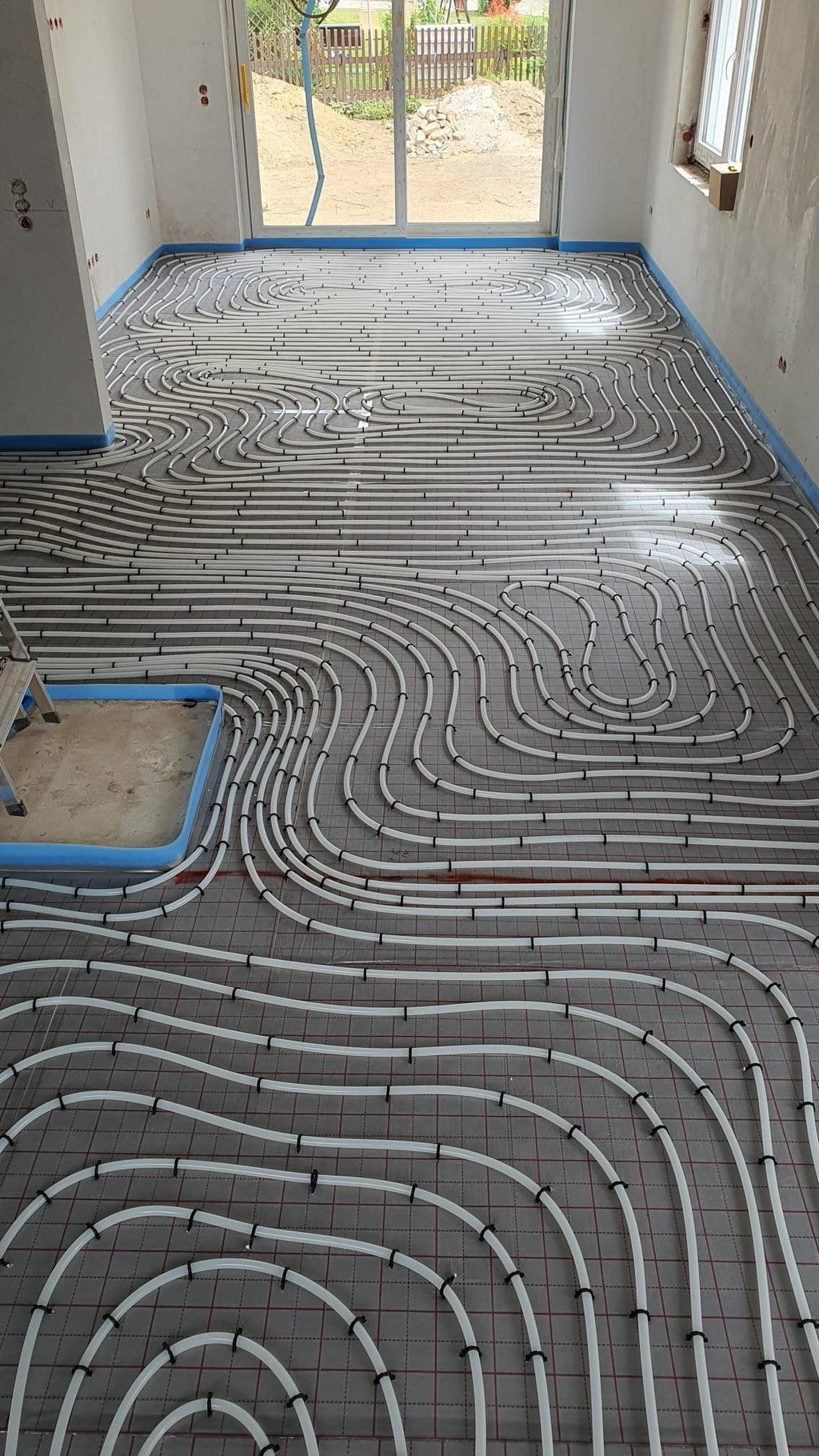 Tackersystem im Raum verlegt