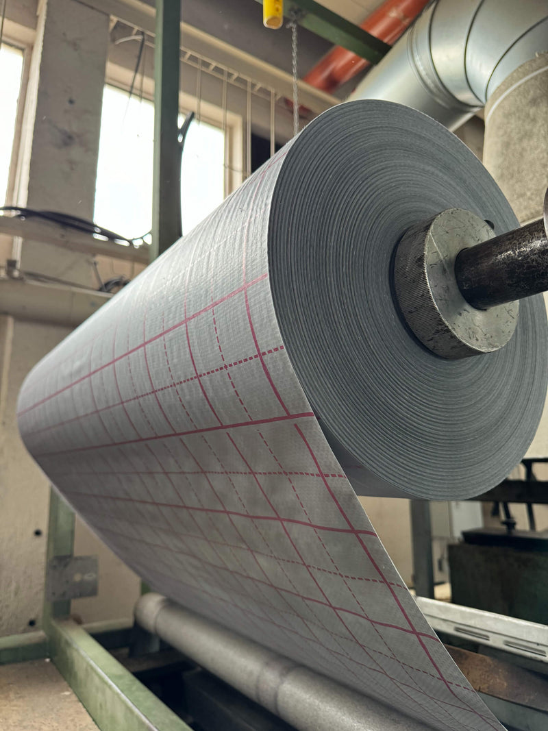 Gewebefolie aufgerollt auf maschine